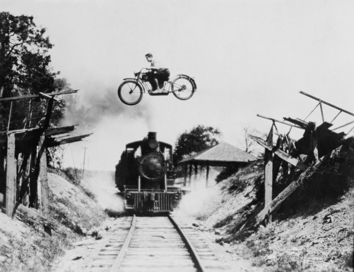 Motorradspringt über Bahn klein